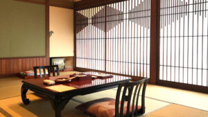 Habitación de tatami con mesa baja y cojines de suelo