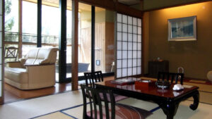 Habitación de tatami con mesa baja y sillón