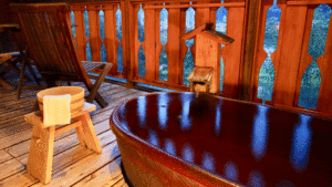 Bañera de madera en un balcón privado