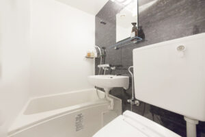 욕조, 세면대, 거울, 변기가 있는 아담한 욕실