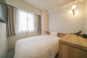 아담한 객실의 더블 침대