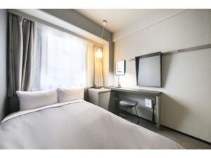 책상과 창문 옆의 싱글 침대