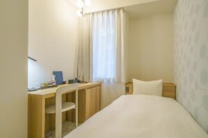 객실의 책상과 창문 옆 싱글 침대