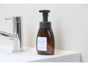 욕실 세면대 수도꼭지 옆 비누 디스펜서