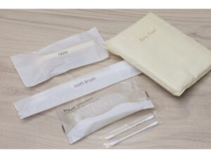 면도기, 칫솔, 브러시, 면봉이 포함된 세면도구 세트