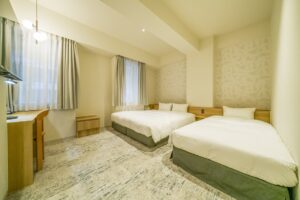 밝은 호텔 객실의 트윈 베드