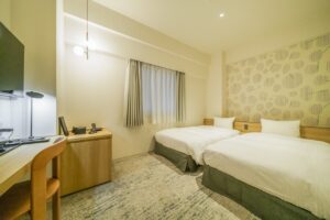 심플한 호텔 객실의 트윈 침대