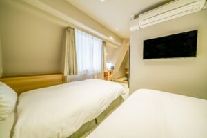 벽걸이 TV가 있는 객실의 싱글침대 2개