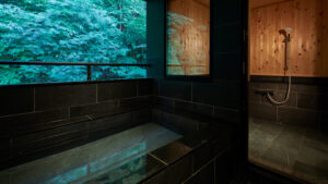 带森林景观的淋浴旁私人浴池