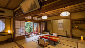 Tatami-Gästezimmer mit niedrigem Tisch und Bodensesseln