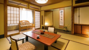 Tatamizimmer mit niedrigem Tisch und Stühlen