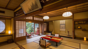Tatami-Zimmer mit niedrigem Tisch und Bodenstühlen