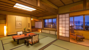 Tatamizimmer mit niedrigem Tisch und Bodensesseln