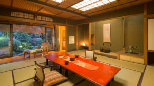 Tatami-Zimmer mit niedrigem Tisch und Gartenblick