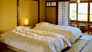 Zwei Betten in einem Tatami-Zimmer an Shoji-Fenstern