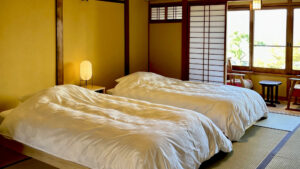 Zwei Betten in einem Tatami-Ryokan-Zimmer