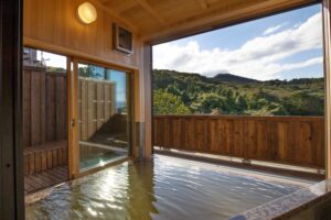 Baño privado al aire libre con vistas a la montaña