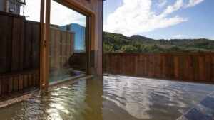 Baño al aire libre privado con vistas a la montaña