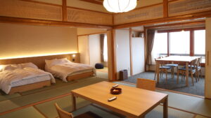 Habitación de tatami con dos camas y mesa de comedor