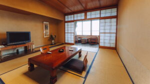 Habitación de tatami con mesa baja y sillas