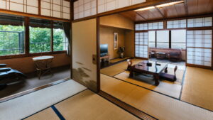 Habitación de tatami con mesa baja y zona de asientos junto a la ventana