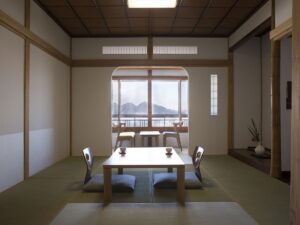 Zona de estar con tatami, mesa baja y vista por la ventana