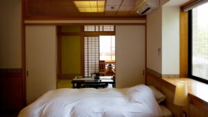 Dos futones blancos en una habitación tradicional de tatami