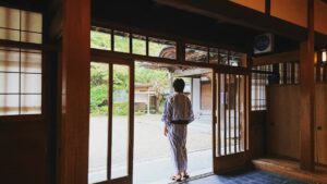 Persona in piedi all’ingresso di un ryokan tradizionale