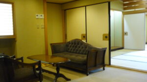 Divano e sedie accanto all’area tatami