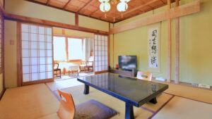 Camera con tatami, tavolo basso e sedie