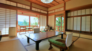 Camera in tatami con tavolo basso e sedie vicino alla finestra