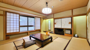 Camera in tatami con tavolo basso e sedie da pavimento