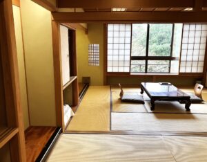 Camera in tatami con tavolo basso e sedie da pavimento