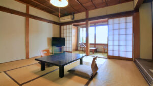 Camera in tatami con tavolo basso e sedie da pavimento