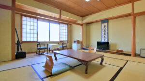 Camera in tatami con tavolo basso e cuscini da pavimento