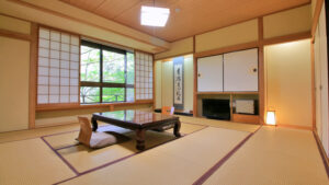 Camera in tatami con tavolo basso e cuscini da pavimento