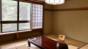 Camera in tatami con tavolino basso accanto alle finestre shoji