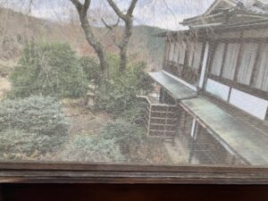 Vista sul giardino e su un edificio tradizionale attraverso la finestra