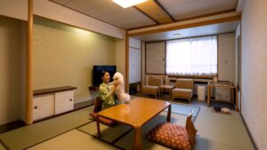 Camera in tatami con tavolo basso e sedie