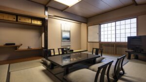 Camera in tatami con tavolo basso e sedie da pavimento