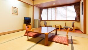 Camera con tatami, tavolo basso e cuscini da pavimento