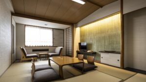 Camera con tatami con tavolo basso, sedie da pavimento e poltrone