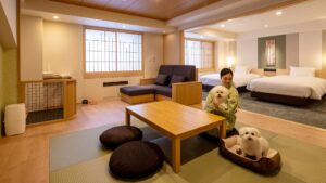 Area tatami con tavolino basso e letti