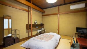 Ropa de cama futón en una habitación de huéspedes con tatami