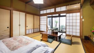 Ropa de cama futón en una habitación de tatami con mesa baja