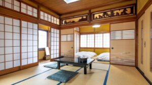 Habitación de tatami con mesa baja y cojines de suelo