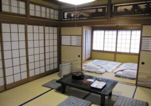 Habitación de tatami con mesa baja y futones extendidos