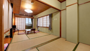 Habitación de tatami con mesa baja y sillas de suelo
