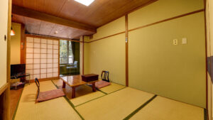 Habitación de tatami con mesa baja y cojines de suelo
