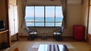 Vista sull’oceano da una camera tatami con due sedie